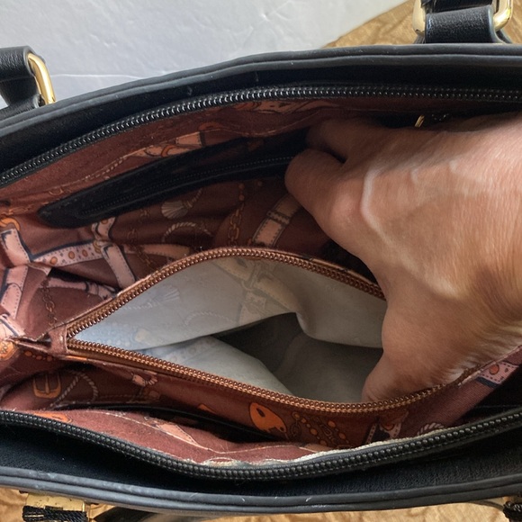 Vintage black PU woman’s tope hand bag with gold tone trim outside zip pocket - Picture 7 of 17